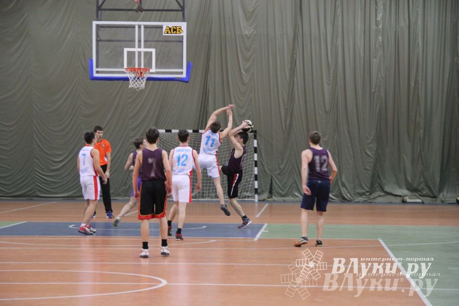 В Великих Луках прошли финальные игры муниципального этапа «КЭС-Баскет» (фото)