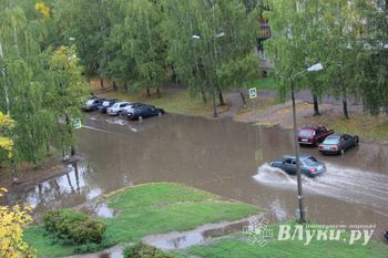 В Великих Луках на ул. Гоголя затопило дорогу (фото)
