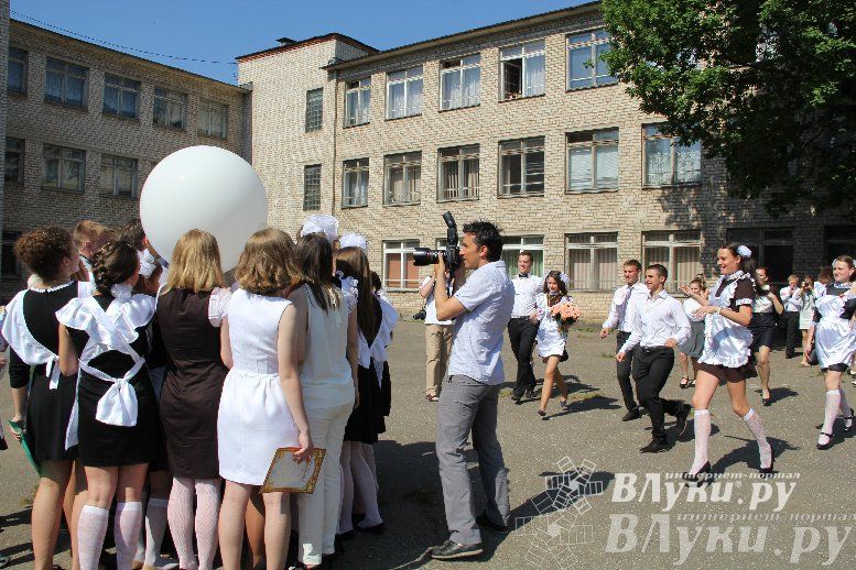 В Великих Луках прозвенели «Последние звонки»