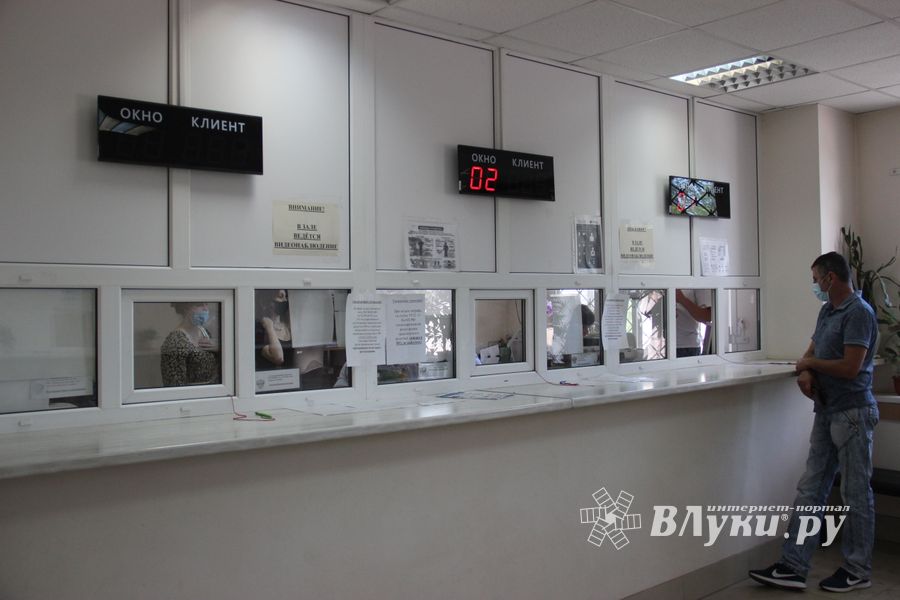 Сотрудников великолукского отдела ГИБДД поздравили с праздником (ФОТО)