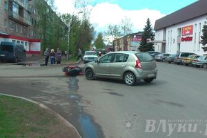 В Великих Луках произошло ДТП с участием автомобиля Рено и скутериста (ФОТО)