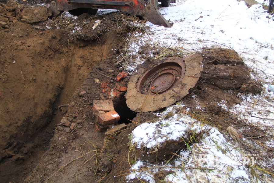Возле железнодорожной поликлиники ликвидируют прорыв канализации (ФОТО)