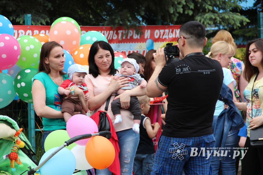 В Великих Луках чествовали близнецов (ФОТО)