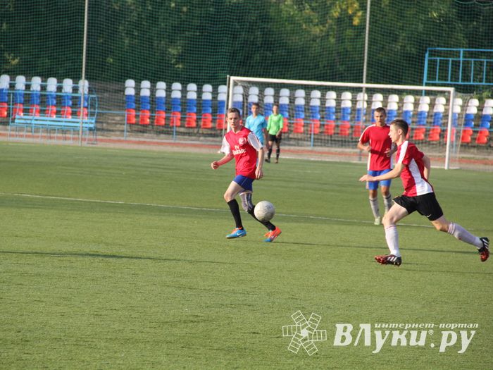 В минувшие выходные великолучане сыграли в футбол (фото)