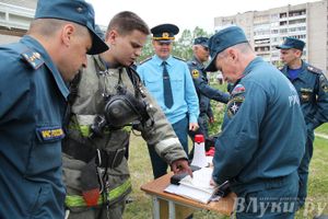 В Великих Луках прошли областные соревнования среди пожарных по спасению пострадавших