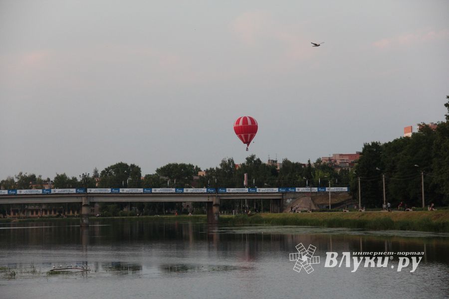 Аэростаты летают над городом (ФОТО)