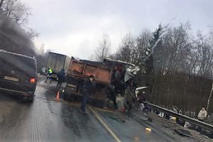 В Псковской области столкнулись «КамАЗ» и пассажирский автобус (ФОТО)
