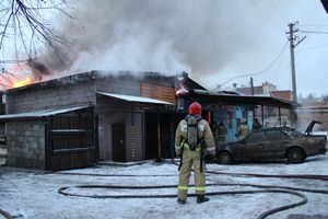 В Великих Луках горел автосервис (фото)