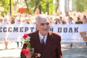 По центральному проспекту Великих Лук прошёл  «Бессмертный полк» (0+) (ФОТО)