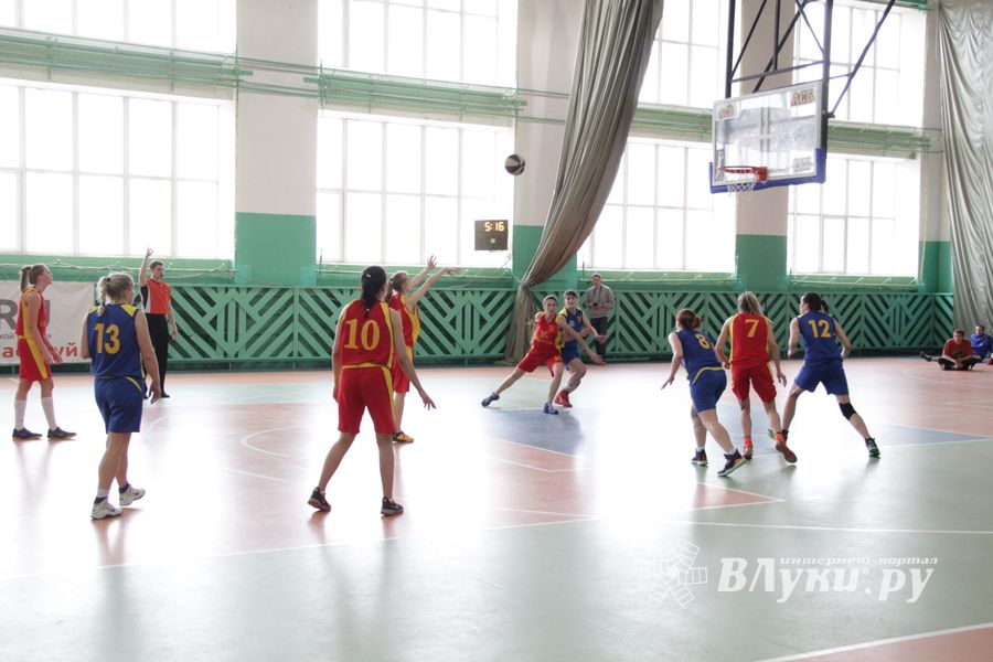 В Великих Луках прошел чемпионат по баскетболу