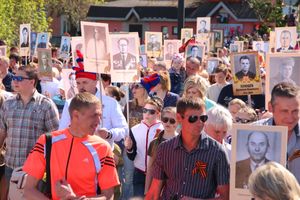 По центральному проспекту Великих Лук прошёл  «Бессмертный полк» (0+) (ФОТО)