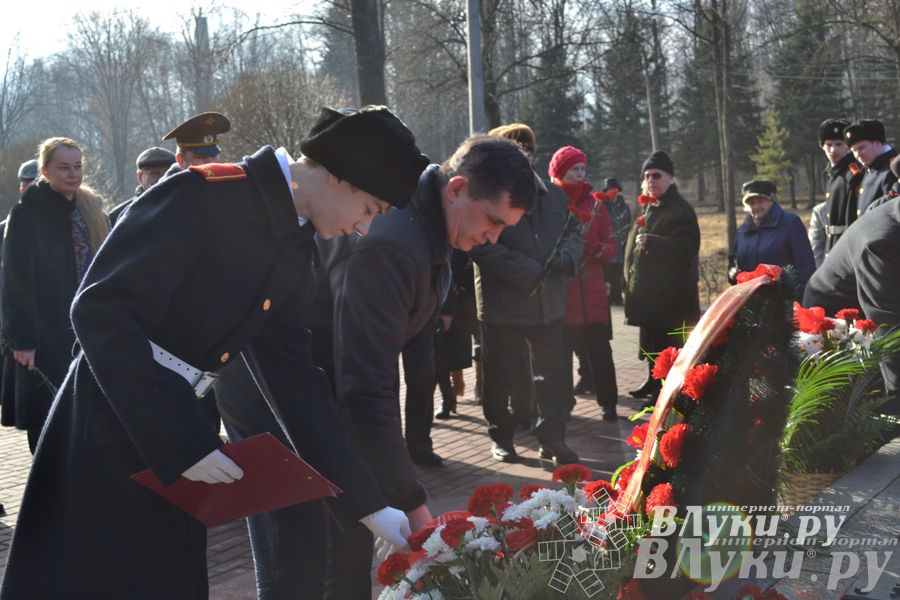 День защитника отечества в Великих Луках отметили памятным митингом и салютом