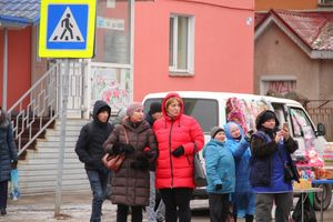 Негабаритный автопоезд вновь следует по улицам Великих Лук