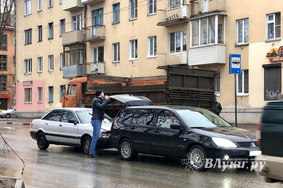 Сразу две аварии затрудняют движение транспорта в Великих Луках (ФОТО)