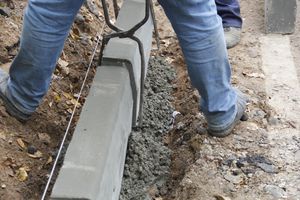 Во дворе дома на ул. Гоголя дорожники взяли в руки клещи (ФОТО)