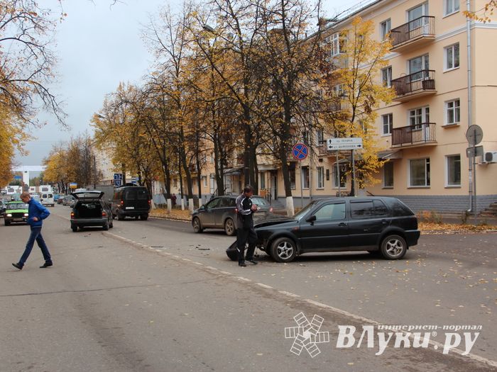 ДТП на проспекте Ленина в Великих Луках (ФОТО)