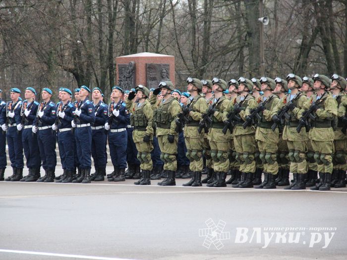В Великих Луках прошел Парад Победы (ФОТО)