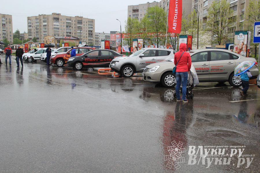 В Великих Луках прошла «Весенняя автоярмарка Великие Луки — 2015» (фото)