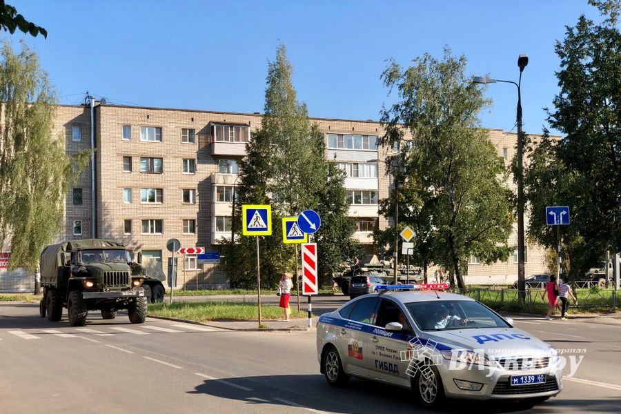 Фотофакт: на улицах города военная техника