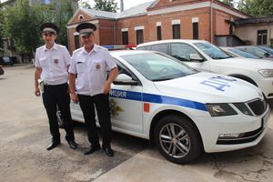 Сотрудников великолукского отдела ГИБДД поздравили с праздником (ФОТО)