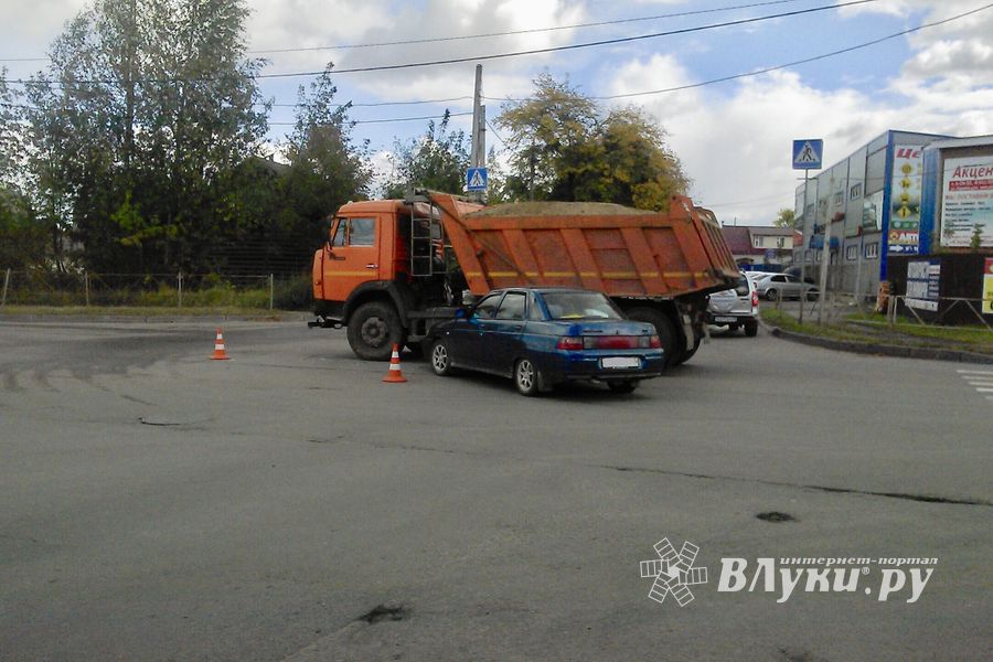 В Великих Луках произошло ДТП (ФОТО)