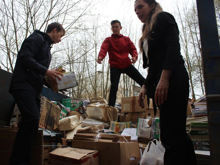 Великолукские школьники собрали макулатуру и снялись в фильме (ФОТО)