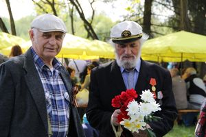 9 мая в Великих Луках. Шествие и салют