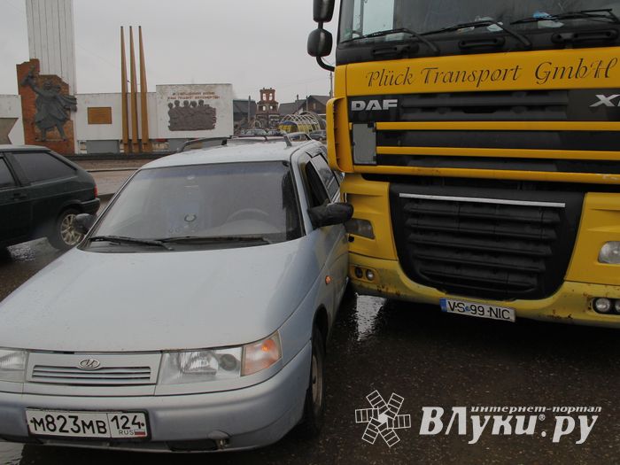  В Великих Луках на площади Калинина опять ДТП (ФОТО)