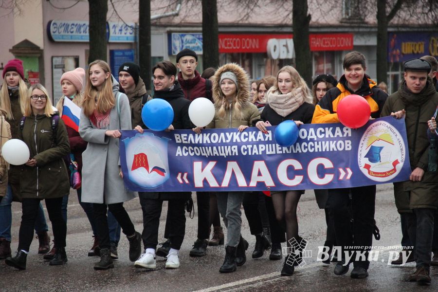 В Великих Луках прошло праздничное шествие (ФОТО)