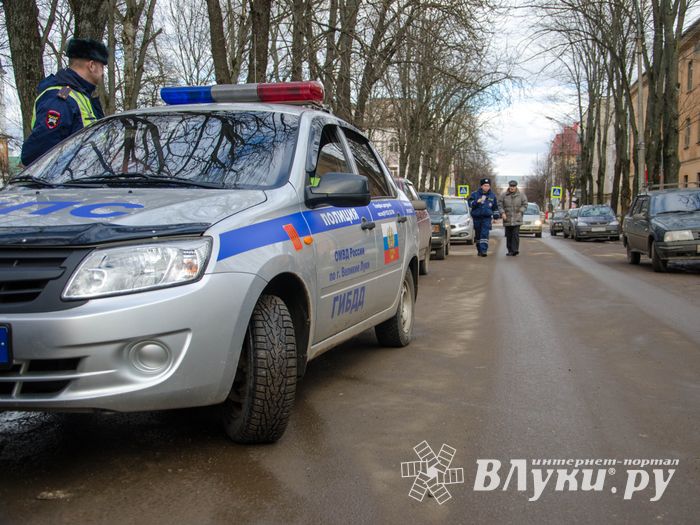 Фотофакт: сотрудники ГИБДД выписывают штрафы