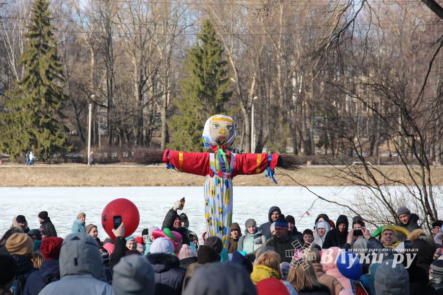 В Великих Луках широко отметили Масленицу (ФОТО)