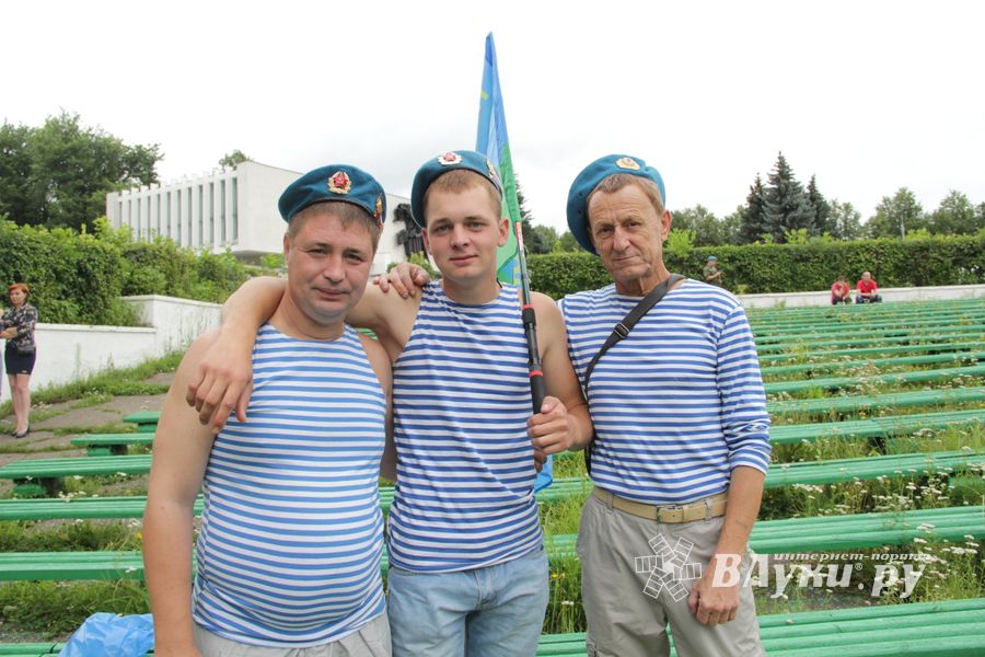 В Великих Луках отмечают День ВДВ (ФОТО)
