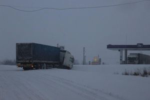 Дальнобойщик вылетел в кювет в Невельском районе из-за снегопада