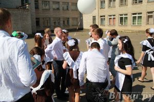 В Великих Луках прозвенели «Последние звонки»