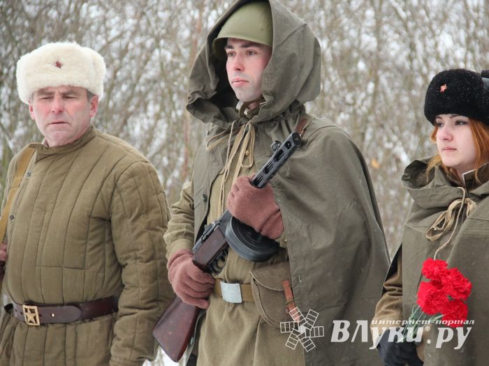Никто не забыт: в Великих Луках благоустроили могилу неизвестного солдата (ФОТО)