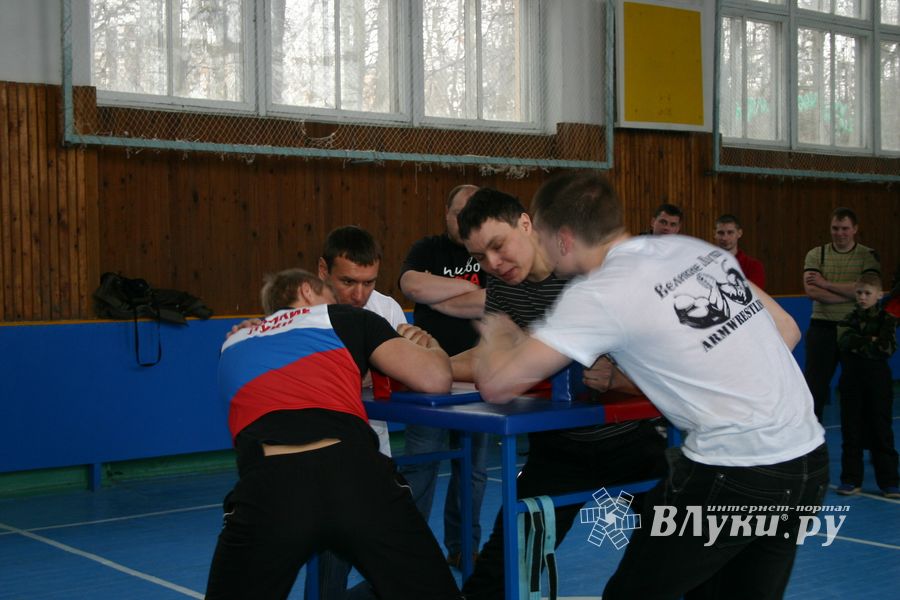 В соревнованиях по армрестлингу победили дети