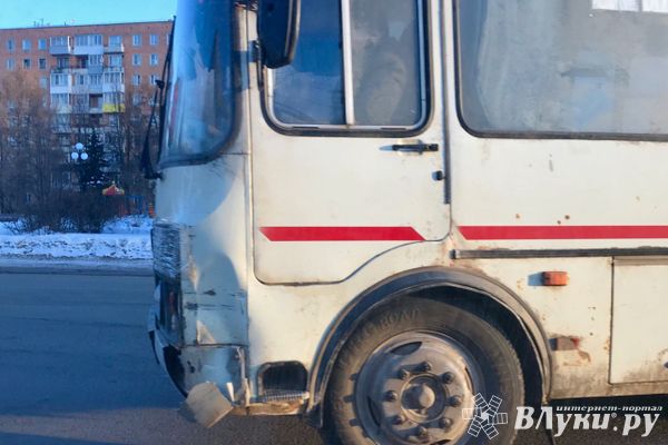 В Великих Луках автобус врезался в легковушку (ФОТО)