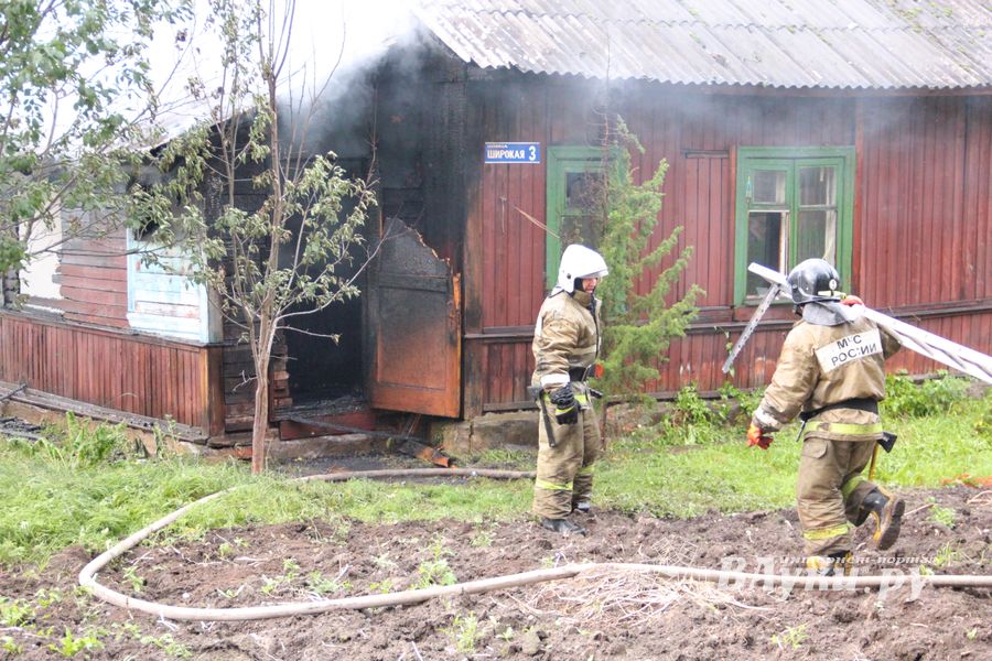 В Великих Луках пожарные тушат барак (ФОТО)