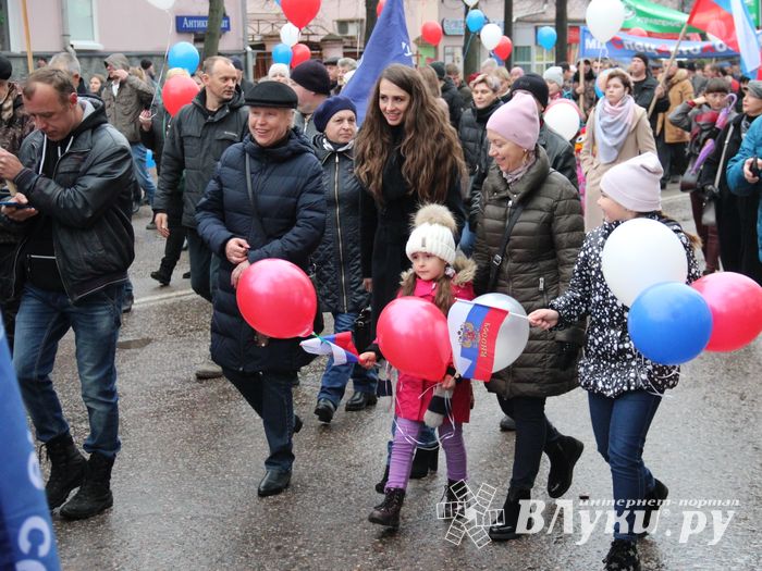 В Великих Луках прошло праздничное шествие (ФОТО)
