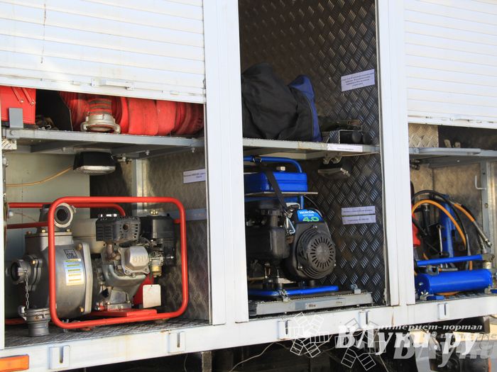 В центре Великих Лук спасатели продемонстрировали свою технику (ФОТО)