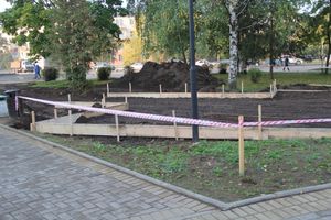 В Великих Луках продолжается реконструкция сквера на площади Калинина (фото)