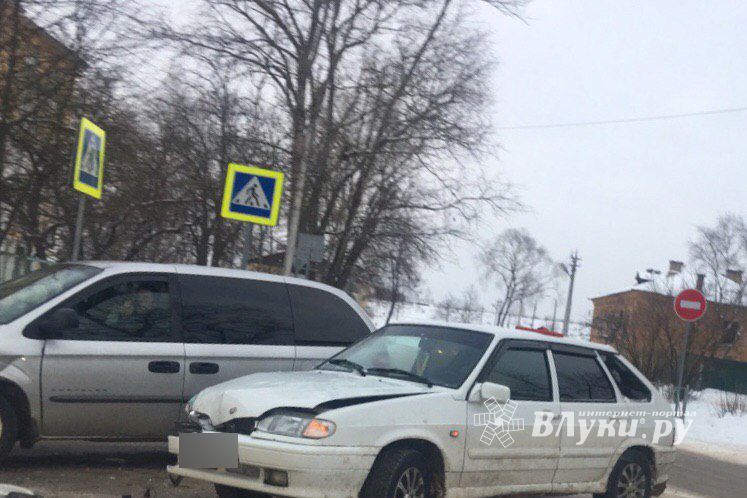 ФОТОФАКТ: Очередное ДТП в Великих Луках