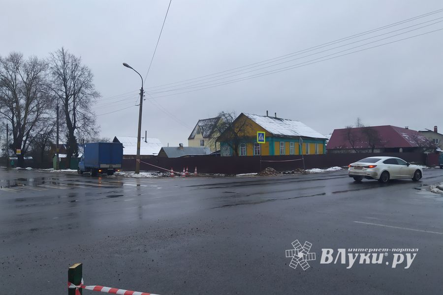 В Великих Луках устанавливают новые светофоры (ФОТО)