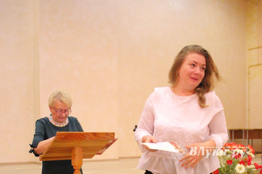 В Великих Луках ученики школы №13 поздравили своих педагогов (ФОТО)