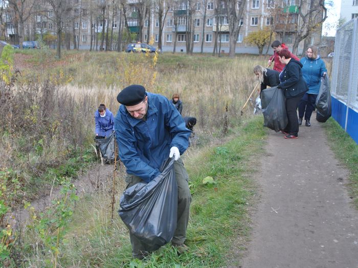 Коллектив Лицея №10 провёл субботник (ФОТО)