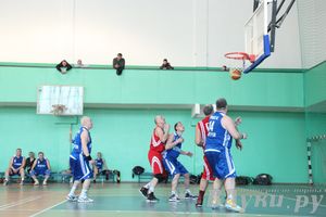 Баскетболисты Великих Лук сыграли со сборной Дмитрова