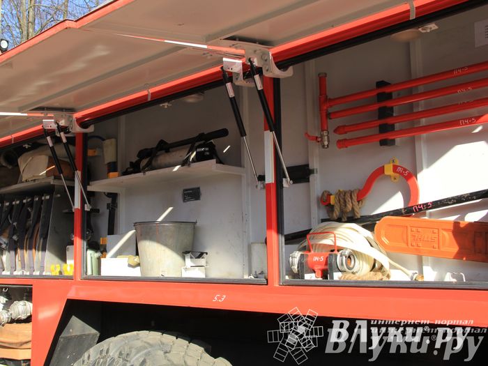 В центре Великих Лук спасатели продемонстрировали свою технику (ФОТО)