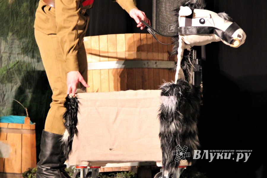 Кони стоят пьяные, хлопцы запряженные — в ГДК Ленина сыграли «Свадьбу в Малиновке» (ФОТО)