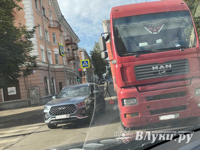 Ещё одно ДТП в Великих Луках заблокировало центр города (ФОТО)