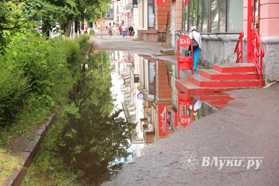 И плывем, и плаваем – Великие Луки после ливня (ФОТО)